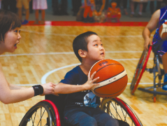 車椅子バスケを体験する地域の子ども